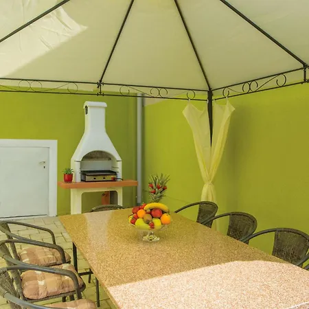 Holiday home 5 Bedroom Cozy In Pula