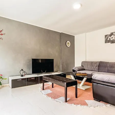 5 Bedroom Cozy In Pula