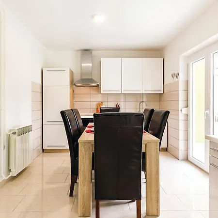 5 Bedroom Cozy In Holiday home