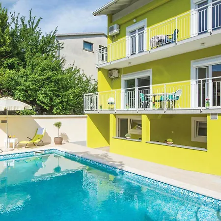 بيت للعطل 5 Bedroom Cozy In