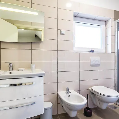 5 Bedroom Cozy In Holiday home Pula