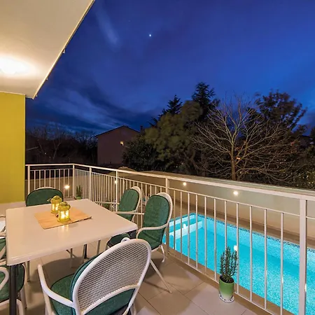 Holiday home 5 Bedroom Cozy In Pula