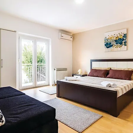 5 Bedroom Cozy In Pula