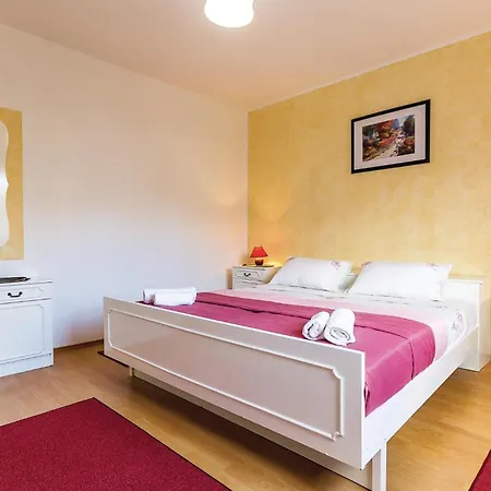 Holiday home 5 Bedroom Cozy In *