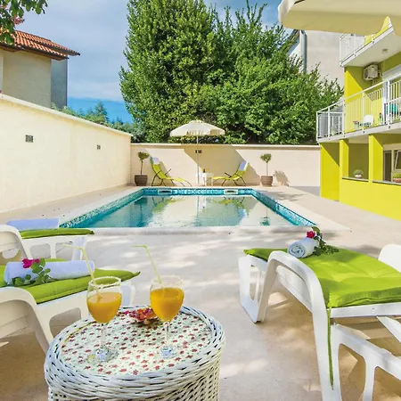 5 Bedroom Cozy In Pula