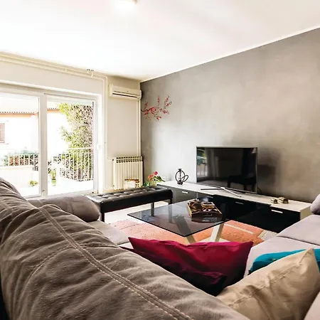 5 Bedroom Cozy In Holiday home Pula