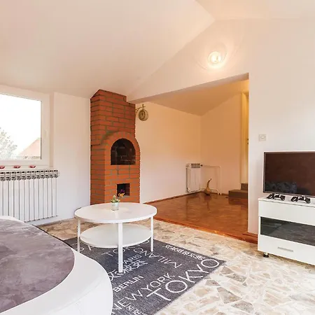 Holiday home 5 Bedroom Cozy In