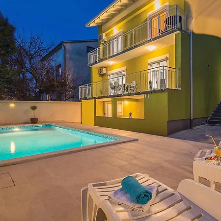 Holiday home 5 Bedroom Cozy In Pula