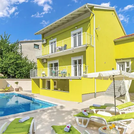 5 Bedroom Cozy In Holiday home Pula