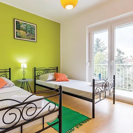 Holiday home 5 Bedroom Cozy In Pula