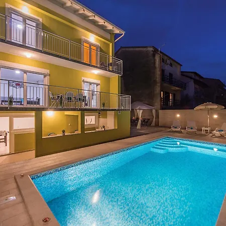 5 Bedroom Cozy In Pula