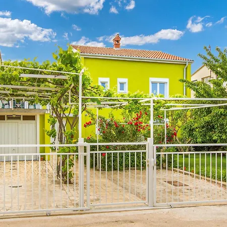5 Bedroom Cozy In Holiday home Pula