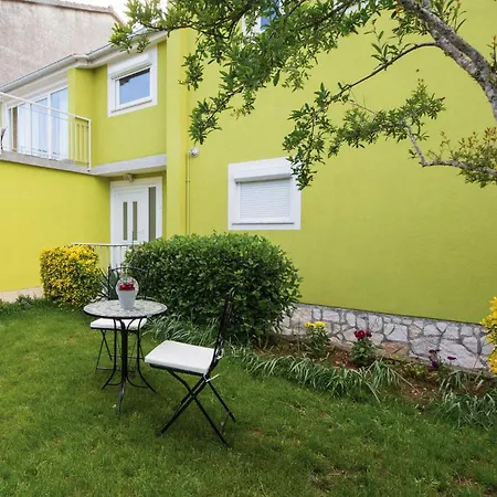 Holiday home 5 Bedroom Cozy In Pula